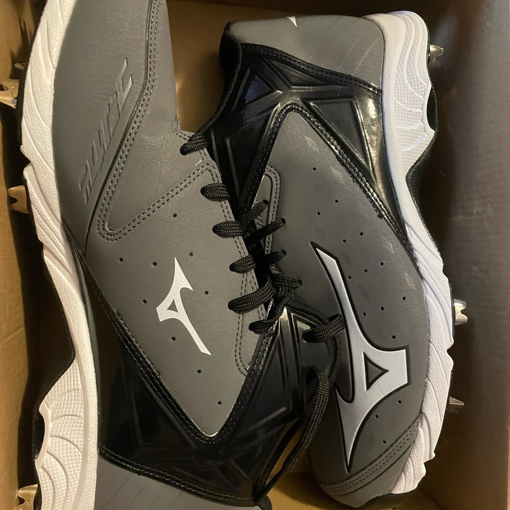 MIZUNO GREY CLEATS